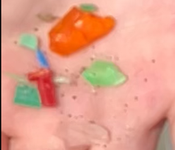 砂を掘り起こすと、細かくなったプラスチックごみが大量に出てきました。来年はふるいがあった方が良さそうですね。
