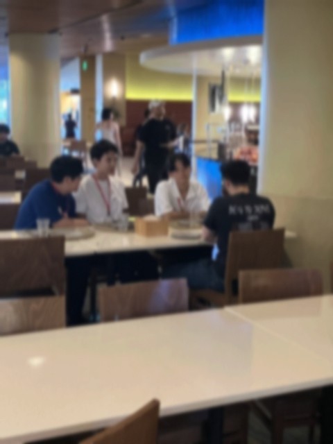 食堂で積極的に話しかける様子③