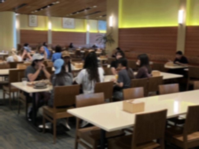 食堂で積極的に話しかける様子④