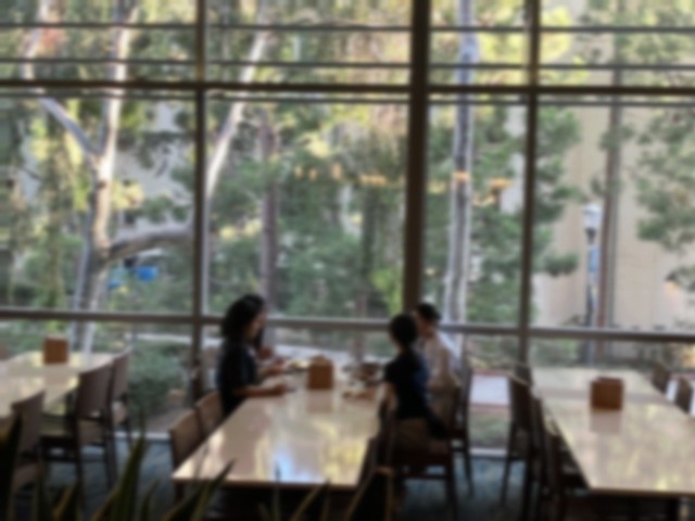 食堂で積極的に話しかける様子⑤